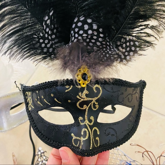 Mascaraed Mask - Picture 7 of 8